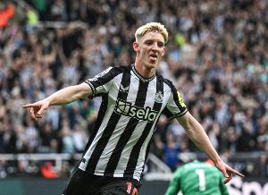 记者：戈登经纪人已和拜仁开启谈判，纽卡要8600万但拜仁不愿满足