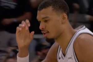 灵犀一点！卡斯尔不看人妙传送助攻 文班接球起飞轻松扣进