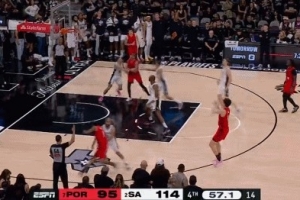 可惜啊！杨瀚森三分不中 个人季后赛首次投篮