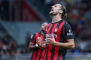 前队友！都体：洛卡特利向拉比奥特伸手示好遭拒，两人爆发口角