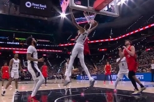 胆子太大了！卡马拉冲筐挑战文班亚马被大帽封下