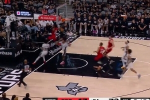 风驰电掣！亨德森反击极速飞奔 腾空暴起双手炸扣虐筐