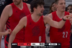 被激怒了！阿夫迪亚遭福克斯犯规推翻 暴起要说法被拉开吃T