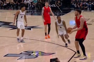 高炮台！克林根接球再中一记三分打停马刺 分差还剩15分