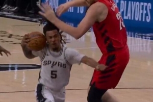 护球手有动作！卡斯尔冲击克林根 被吹进攻犯规