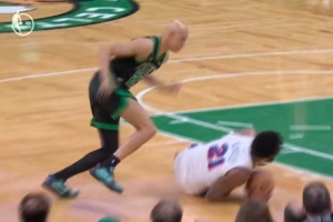 小伙超积极啊！沃尔斯篮板被恩比德倒地抢下 立马反抢并造成犯规