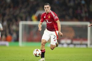 记者：曼联今夏可能半价出售乌加特，预计至少签下两名中场新援