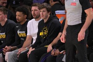 里夫斯：养伤时看到球队的决心和团结 我和东契奇一直在场边讨论