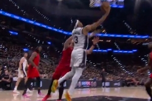 最佳第六人不是吃素的！凯尔登篮下硬吃阿夫迪亚 直接打停开拓者