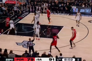 不想钓鱼！霍勒迪和西索科相继三分轰进 开拓者追到9分打停马刺