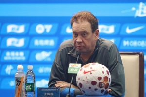 斯卢茨基：我们面对的是目前榜首球队，比赛的重要性不言而喻