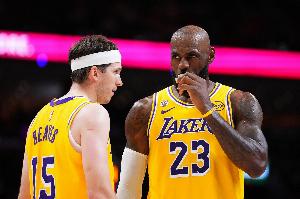 用力过猛！肯纳德抢断后里夫斯反击试图空接连线詹姆斯 但没传好