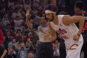 进攻回暖！贾勒特·阿伦内线接球吃饼暴扣 骑士7-0缩小分差