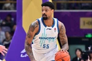媒体人：青岛三个小外援共17投3中 米奇砍30分22板也真的是带不动
