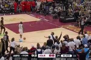 这也能失误啊？哈登无人干扰捡篮板踩线出界了！已经6次失误