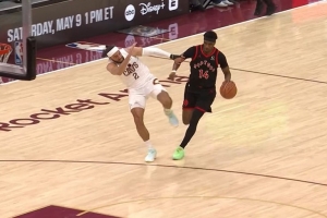 不能忍了！哈登失误被对手反击暴扣 骑士喊停