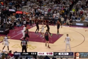 一攻一防！阿伦先是篮下送出遮天大帽 随后吃饼稳稳打进