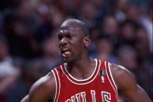 你曾在训练里拳打乔丹？科尔调侃：是啊 我用眼睛打了他的拳头