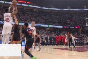 与时间赛跑！米切尔首节结束前压哨飙中半场超远三分