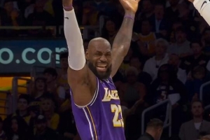 高举双手不满！阿门突破詹姆斯对抗艾顿造犯规 詹姆斯抱怨判罚