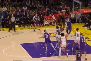 飞得稍低了点！里夫斯送抛传 詹姆斯起飞左手空接将球勉扣进筐