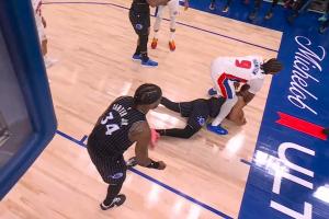 想跨人？贝恩争抢地板球&起身时与奥萨尔发生冲突 裁判回放未吹罚