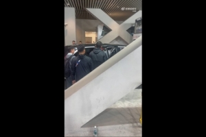 记者：盖伊在搀扶中上车，将前往医院拍片做进一步检查