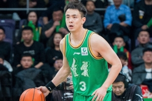 手感要调整！赵继伟半场7投1中仅得3分 但送出7助攻3抢断