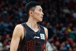 投得很坚决！陈林坚半场5中4高效拿下10分 开场连拿5分