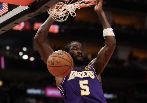 终结效率太低！艾顿7投仅1中拿2分6板 正负值-2