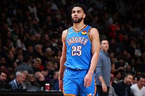 切特：阿杰伊·米切尔打了三年大学篮球 他很清楚如何组织进攻