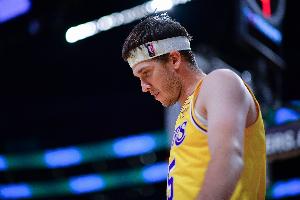正负值-20最低！里夫斯16中10空砍个人新高31分外加6助 罚球10中8